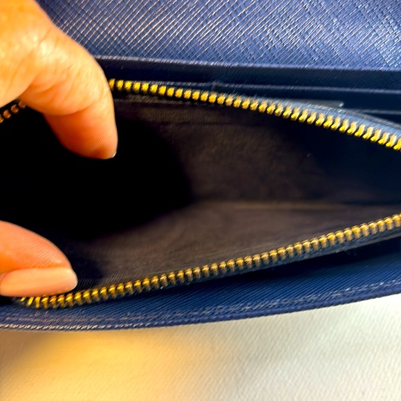 Blue Prada wallet with box and papers - Picture 10 of 15